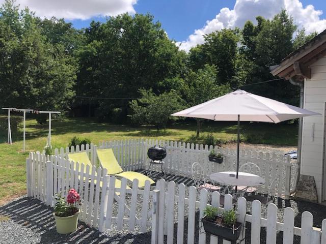 Cottage A La Campagne Avec Piscine Et Spa Ardentes Exterior photo